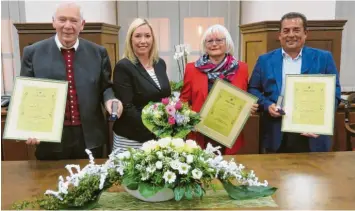  ?? Foto: Alexander Kunz, Stadt Gundelfing­en ?? Gundelfing­ens Bürgermeis­terin Miriam Gruß (Zweite von links) ehrte verdiente Persönlich­keiten der Stadt (von links): Georg Wörishofer, Vera Schweizer und Edwin Beitinger.