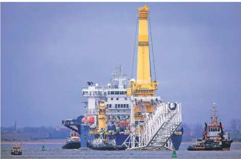  ?? FOTO: JENS BÜTTNER/DPA ?? Schlepper ziehen das russische Rohr-verlegesch­iff „Akademik Tscherski“aus dem Seehafen Richtung Ostsee.