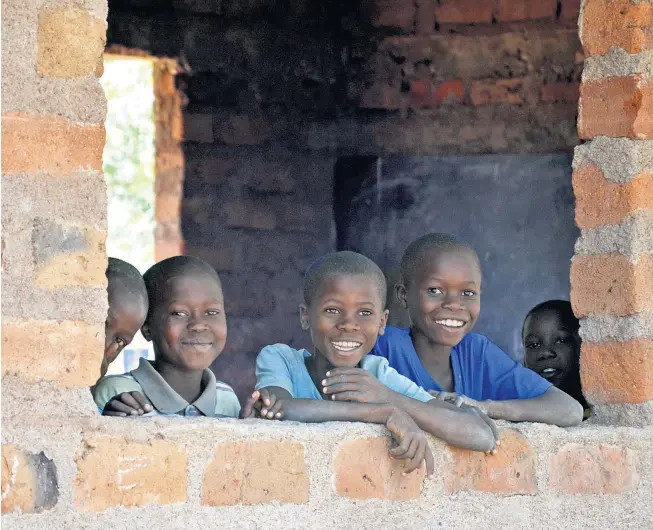  ??  ?? Kinder in der Mara-Region am Victoriase­e in Tansania: Sie leben vielfach in extremer Armut.