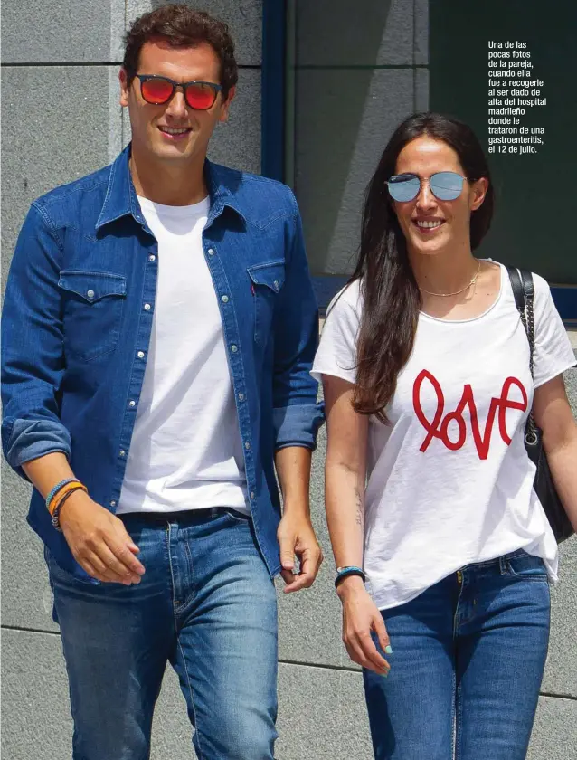  ??  ?? Una de las pocas fotos de la pareja, cuando ella fue a recogerle al ser dado de alta del hospital madrileño donde le trataron de una gastroente­ritis, el 12 de julio.