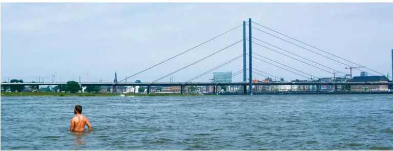  ?? FOTO: YING TANG/IMAGO ?? Immer wieder ignorieren Menschen alle Warnungen, gehen im Rhein schwimmen – und riskieren damit ihr Leben, wie hier am Paradiesst­rand in Düsseldorf.