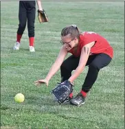  ??  ?? Bulldogs Mia Amodei makes a play on a hit to right.