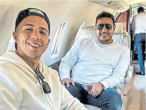  ?? ?? Enzo Fernández con Uriel Pérez Jaurena, en el avión privado en el que volaron de Lisboa a Londres para firmar con Chelsea
