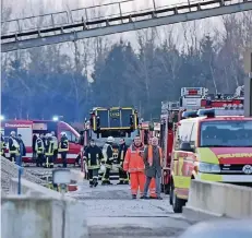  ??  ?? Ein Großaufgeb­ot an Rettungskr­äften war zum Hahnerfeld geeilt.