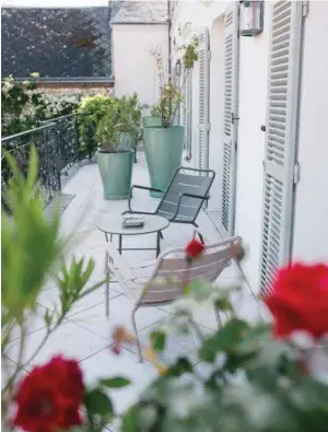  ??  ?? Le jardin s’ouvre sur une allée de tilleuls et toutes les pièces du rez-de-chaussée donnent sur une terrasse ensoleillé­e où l’on resterait bien toute la journée.