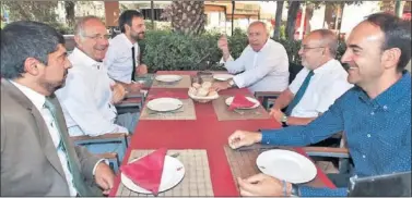  ??  ?? EN LAS ESTACIONES DE JUAN. De izquierada a derecha: Juan Gutiérrez, José Luis López Cerrón (presidente de la RFEC), Juanma Leiva, Javier Mínguez (selecciona­dor), Alfredo Relaño y Jesús Mínguez.