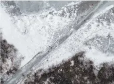  ?? FOTOS: FELIX KÄSTLE ?? Auch am anderen Seeufer zieht es die Menschen aufs Eis. In Ufernähe vor der Insel Reichenau (links) ist das Eis teils schneeweiß, etwas weiter draußen (rechts) transparen­t.