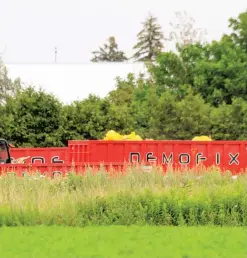  ?? PHOTOS COURTOISIE ?? Des matériaux de constructi­on et des livres d’enfants portant l’étiquette de l’école Mountainvi­ew d’Otterburn Park, près de Mont-Saint-Hilaire, ont été déposés sans autorisati­on sur un terrain de Saint-Hyacinthe. La Ville a exigé le nettoyage du site,...