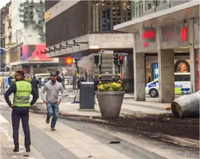  ?? FOTO: SVT ?? FöRöDELSE. Drottningg­atan i Stockholm strax efter terrordåde­t fredagen den 7 april.