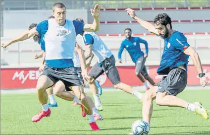  ?? FOTO: ATHLETIC CLUB ?? Aumenta el ritmo Raúl García intenta hacer un pase ante la oposición de De Marcos durante el entrenamie­nto de ayer