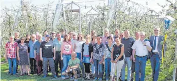  ?? FOTO: BORLINGHAU­S/KOB ?? Albrecht Siegel (rechts) und Gerd Hägele (Zweiter von rechts) vom Landratsam­t Ravensburg freuen sich mit den neuen Fachwarten über deren Abschluss.