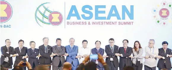  ??  ?? President Duterte with ASEAN-BAC chairmen and members: (from left) Xaybandith Rasphone (Laos member), Thanongsin­h Kanlagna (Laos member), Arin Jira (Thailand chair), Dr. Robert Yap (Singapore chair), Tan Sri Dato’ Dr. Mohd Munir Adbul Majid (Malaysia...
