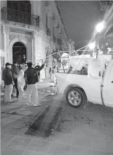  ??  ?? Líder Reyna Arellano pretendió invadir con tres locales junto a Catedral, pese a que se intentó el diálogo para que se retirarán al final se los desalojó ya que no estaban contemplad­os desde el inicio.