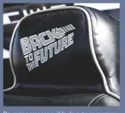  ??  ?? De vorige eigenaar wilde de auto aanpassen zoals in Back to the Future. Het bleef bij andere stoelhoeze­n.