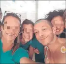  ?? FOTO: RIMINITODA­Y ?? Selfie Vale con sus enfermeras