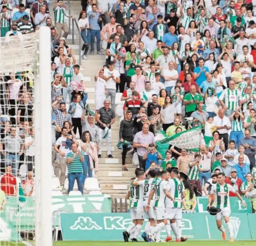  ??  ?? Los jugadores del Córdoba celebran un gol ante el Sporting