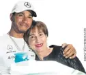  ??  ?? Homenagem. O tetracampe­ão com Viviane Senna, irmã de Ayrton Senna