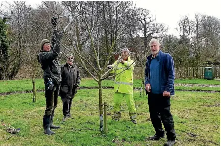  ?? SUPPLIED ?? Heritage fruit enthusiast Phil Rainford, right, has travelled from the United Kingdom to be a part of the Riverton Heritage Festival this weekend.