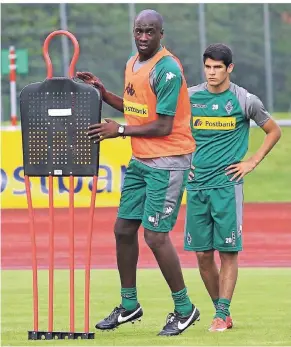  ?? FOTO: PÄFFGEN ?? Bei der Arbeit: Otto Addo (li.) mit Julio Villalba, einem 19-Jährigen aus Paraguay mit einem Spiel Bundesliga-Erfahrung.