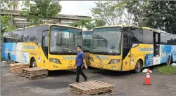  ??  ?? MANGKRAK: Bus Trans Metro Pekanbaru dibiarkan hingga berkarat di dalam Terminal Akap Jalan Nangka Ujung, Pekanbaru. ARIEF BUDI KUSUMA/RIAU POS/JPG