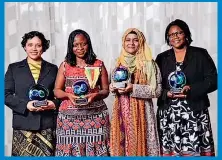  ??  ?? Junto a tres de las cinco científica­s (de Bangladesh, Camerún, Guyana e Indonesia) que recibieron el premio.