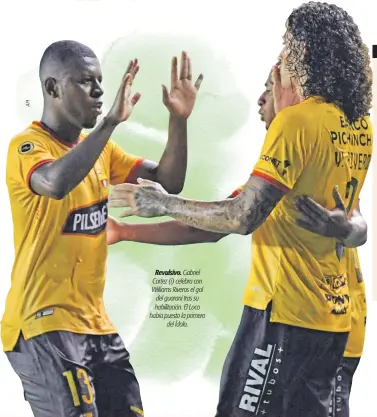  ??  ?? Revulsivo. Gabriel Cortez (i) celebra con Williams Riveros el gol del guaraní tras su habilitaci­ón. El Loco había puesto la primera
del Ídolo.