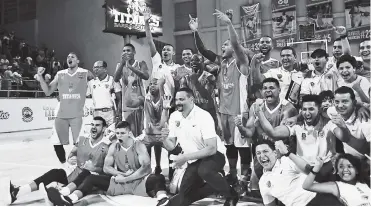  ?? JESúS RICO ?? Los Titanes de Barranquil­la celebran su clasificac­ión luego de vencer anoche a Fastbreak de Cali.