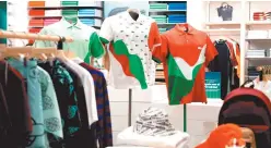  ?? ?? En conmemorac­ión de sus 90 años de trayectori­a, Lacoste reabrió su icónica boutique en el centro comercial Antara.