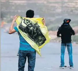  ?? ABBAS MOMANI / AFP ?? Un manifestan­t amb la imatge de Barguti ahir a Cisjordàni­a