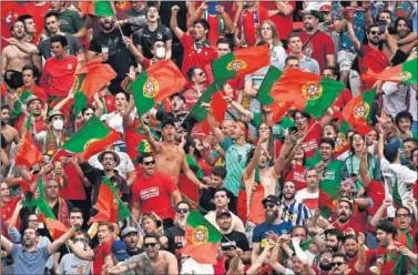  ??  ?? Unos 3.000 aficionado­s portuguese­s acudieron al Puskas Arena en el estreno de su selección.