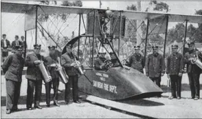  ?? POPULAR SCIENCE MONTHLY ?? Le Curtiss H de San Diego, premier avion “pompier”, eut une carrière de quelques semaines seulement.