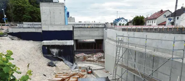  ?? Foto: Marcus Merk ?? Jede Menge Beton: In gut einem Jahr soll der neue Gersthofer Bahnhof fertig sein.