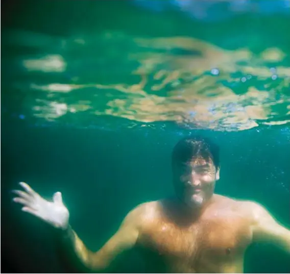  ?? CI PARLIAMO SOTT’ACQUA ?? Max Giusti nel mare della Feniglia, spiaggia maremmana tra Ansedonia e Porto Ercole