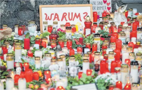  ?? FOTO: OLIVER DIETZE/DPA ?? Am Tag nach der Tat hatten Menschen vor der Porta Nigra in Trier Kerzen zum Gedenken an die Opfer aufgestell­t.