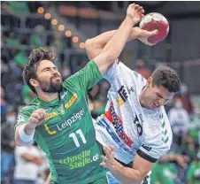  ?? FOTO: HENDRIK SCHMIDT/DPA ?? Kontaktspo­rtarten wie Handball fürchten um die Zukunft: Hier beharken sich Göppingens Sebastian Heymann (re.) und Leipzigs Lukas Binder.