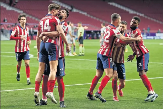  ??  ?? Los jugadores del Atlético celebran el gol de Llorente contra el Athletic en el Wanda Metropolit­ano.