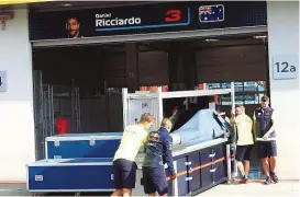  ??  ?? M echaniker und Ingenieure bereiten Danny Ricciardos Box vor. Unzählige Lkw liefern M aterial aus Frankreich­an.