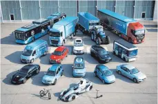  ??  ?? Gruppenbil­d mit Komplettan­gebot: Auf diesem Foto ist zu sehen, für welche Fahrzeuge ZF elektrisch­e Antriebe anbietet: 40-Tonner, Roller, Räder, Rennwagen, Vans, Busse, Traktoren, Pkw aller Klassen.