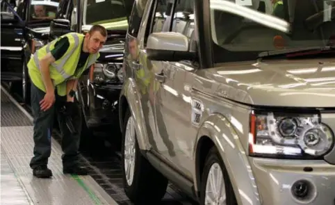  ??  ?? fabriek van Solihull inspecteer­t een Land Rover Discovery.