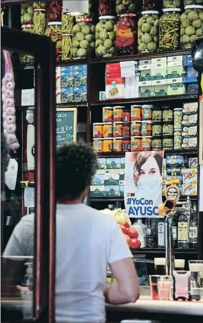  ?? EMILIA GUTIÉRREZ ?? Un establecim­iento de la zona de Ponzano exhibe un cartel de apoyo a la candidatur­a de Isabel Ayuso