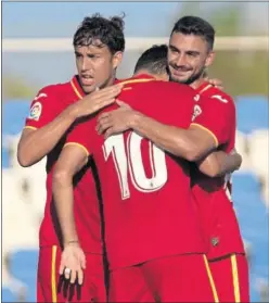  ??  ?? Jaime Mata e Iglesias felicitan a Ünal por su gol.