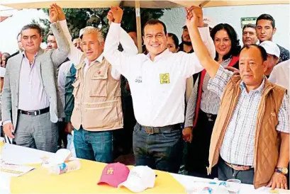  ??  ?? SUMA. Juan Zepeda, candidato del PRD a la gubernatur­a del Estado de México, ayer, con dirigentes del PT en Edomex.