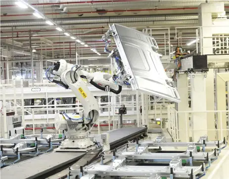  ?? Bild: FREDRIK SANDBERG/TT ?? AUTOMATISE­RAT ARBETE. Robotar kan ta över många jobb i framtiden.