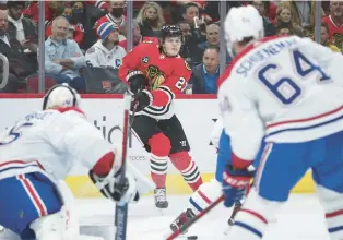  ?? JOHN J. KIM/CHICAGO TRIBUNE ?? Lukas Reichel passes the puck during a game against against the Canadiens last season at the United Center.