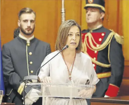 ?? A.J. GONZÁLEZ / SÁNCHEZ MORENO ?? La alcaldesa saliente, Isabel Ambrosio, durante su intervenci­ón en el Pleno de investidur­a.