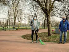  ??  ?? Sportivi Antonio ha fatto pattinaggi­o artistico e Giorgio ha giocato a hockey in pista: si allenano e tengono pulita l’area skate