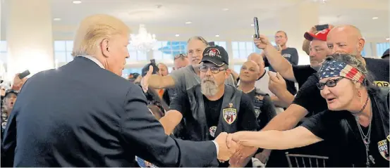  ?? REUTERS ?? Saludos. El presidente estadounid­ense, ayer, con miembros del grupo “Ciclistas por Trump”, en un club de golf en New Jersey.