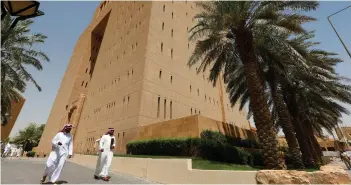  ?? (Faisal Al Nasser/Reuters) ?? SAUDI MEN walk outside the General Court in Riyadh.