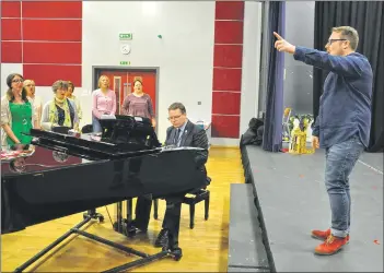  ?? 01_B18choir06 ?? James O’Neil leads the choir while David Lambert expertly plays the piano.