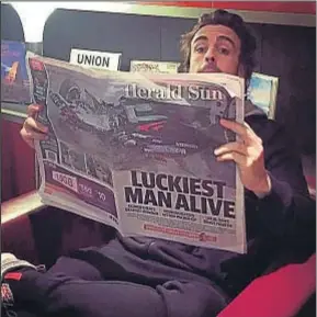  ?? INSTAGRAM ?? Fernando Alonso sujetando la portada del Herald Sun de ayer